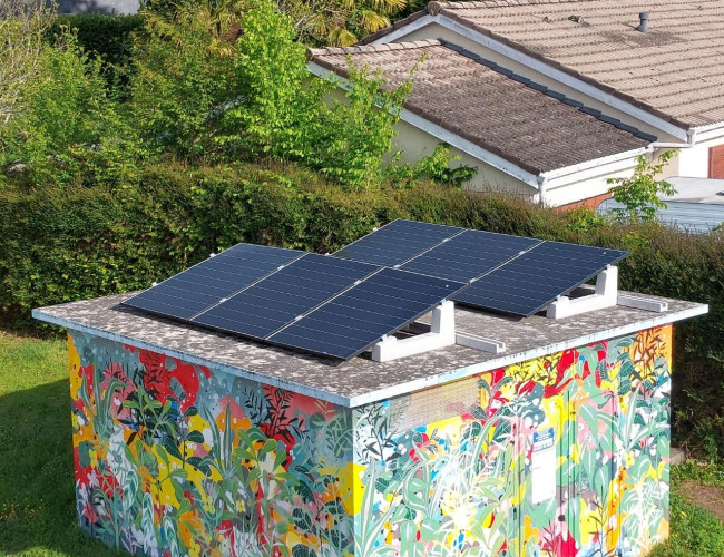 Photo d'une installation photovoltaïque, il y a un utilitaire avec écrit Seinergia
