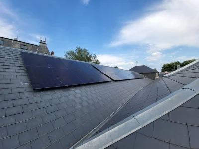 panneaux solaires sur un toit en ardoise avec un ciel bleu
